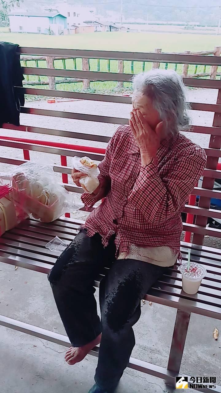 阿婆被尋獲後，激動的流下眼淚。（圖／玉里分局提供）