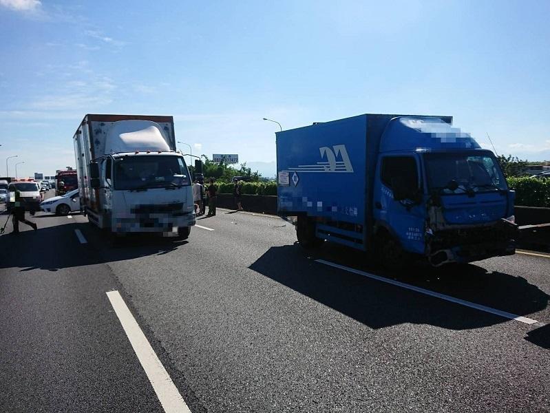 ▲國道1號高速公路南下264K(嘉義段)發生5車連環追撞的車禍事故,現場有2人受傷,無人受困,却造成車輛回堵。(圖/嘉義縣消防局提供)