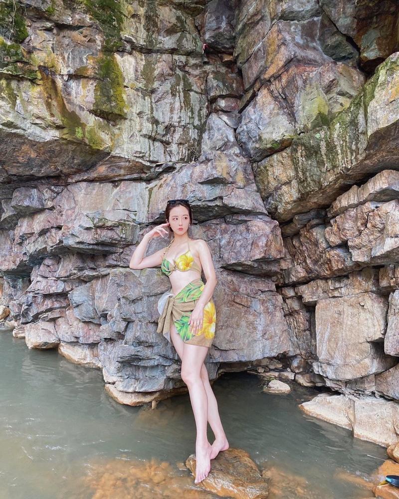 ▲周曉涵纖細美腿和平坦小腹一覽無遺。(圖/周曉涵IG)