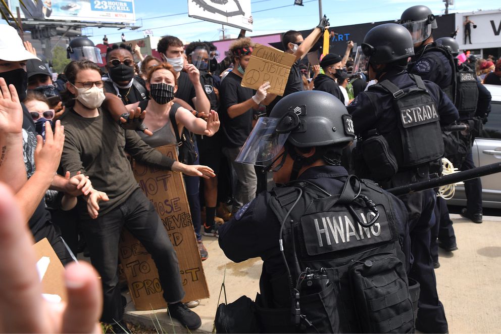 ▲洛杉磯抗議民眾與警察對峙。（圖／美聯社／達志影像）