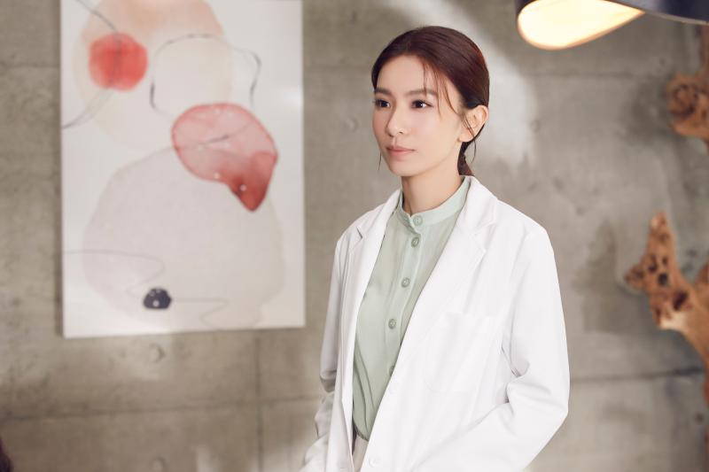 ▲田馥甄在〈懸日〉MV中,扮演婦產科醫生。(圖/何樂音樂提供)