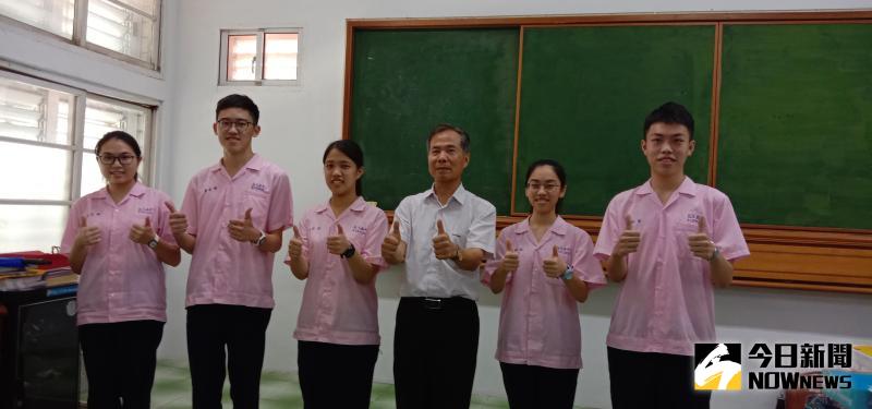 ▲巨人高中連12屆榜首,今年鄭家倫同學(左二)榮獲應屆畢業生榜首、校長林山章(右三)。(圖/記者洪佳伶攝,2020.06.01)