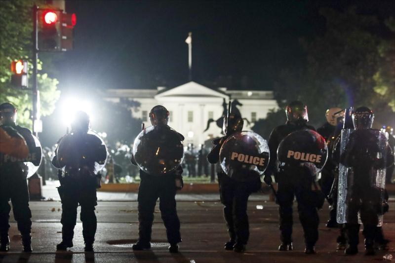 ▲全副武裝的員警在白宮周遭佈防。（圖／美聯社／達志影像）
