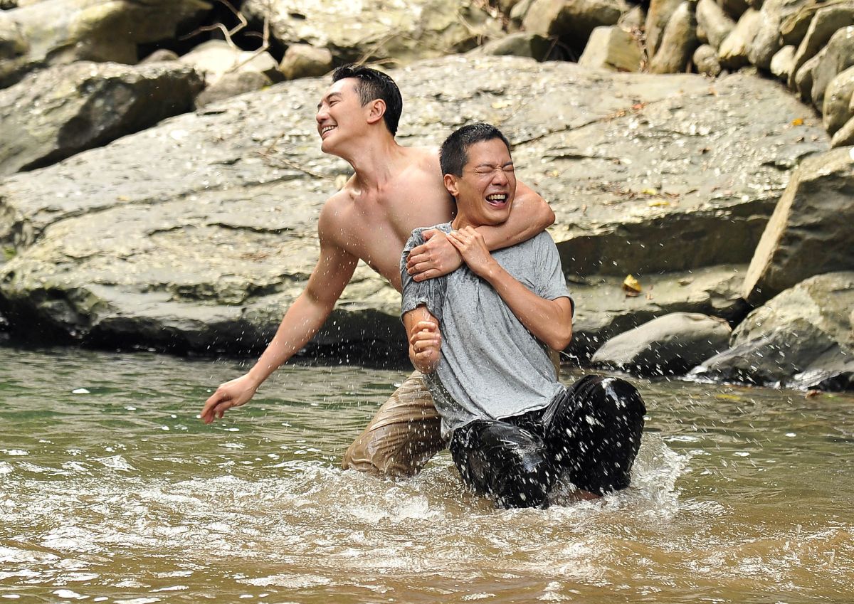 ▲方大緯、薛仕凌（右）拍戲水戲。（圖 / 台視提供）