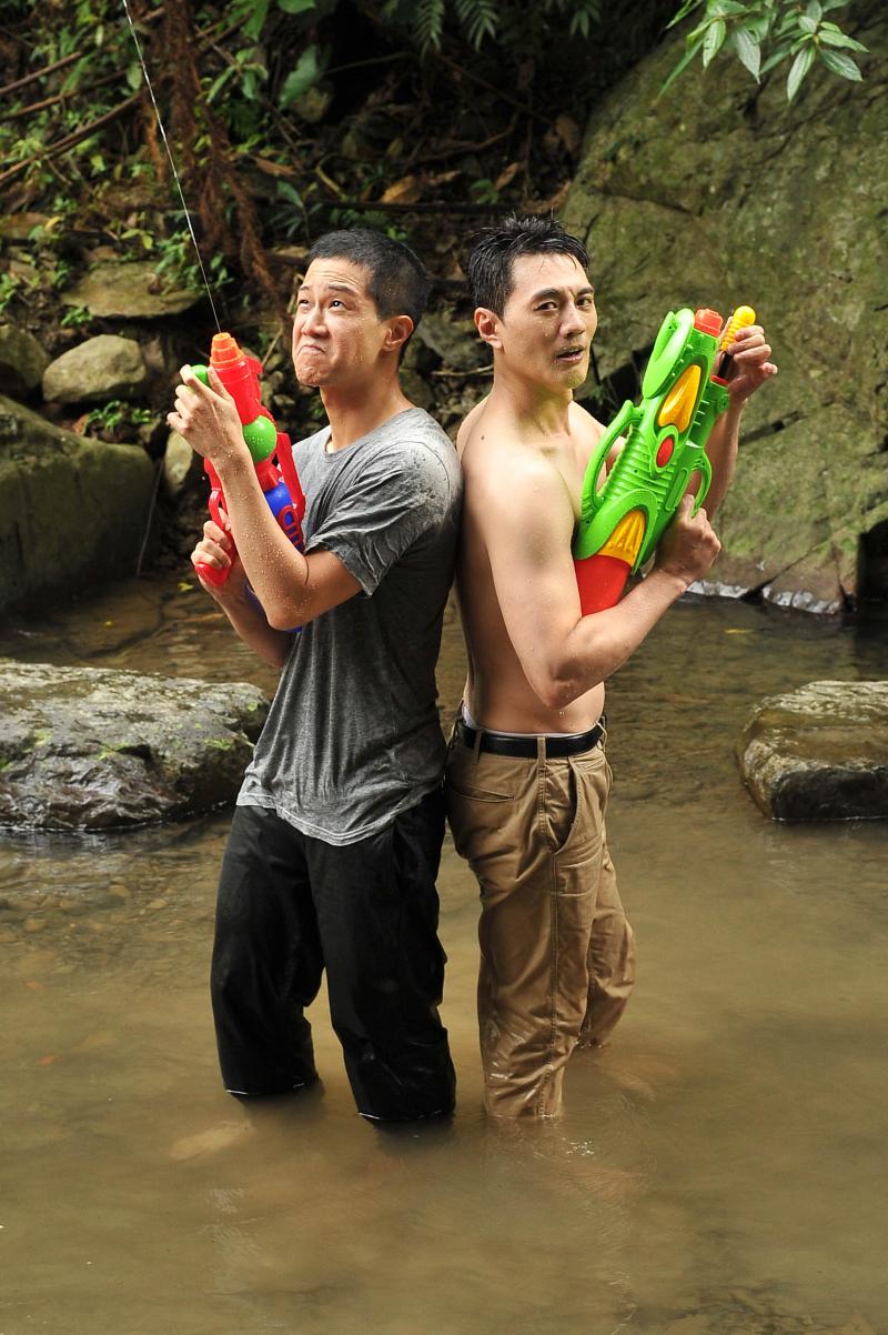 ▲方大緯、薛仕凌（左）現場玩起水槍。（圖