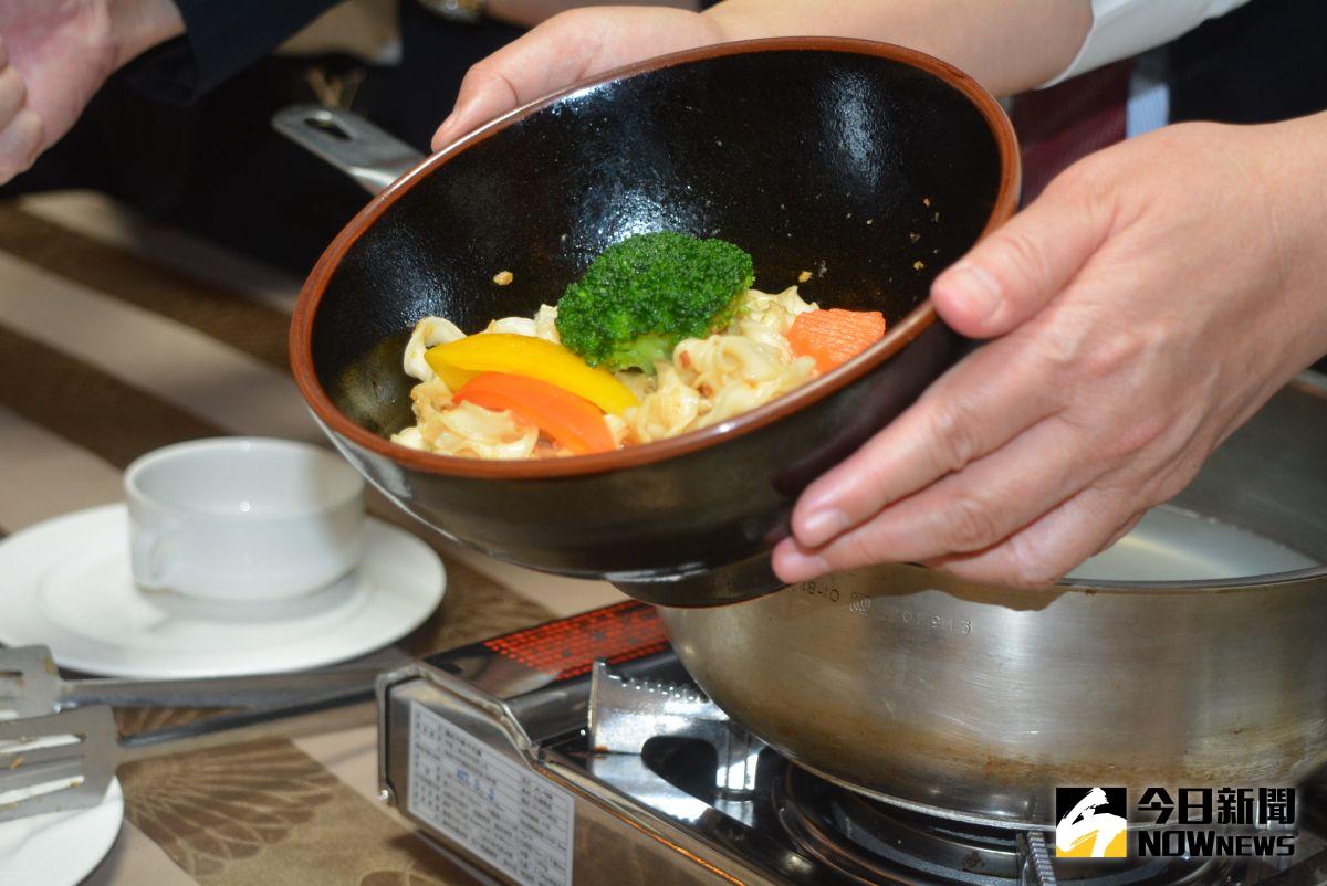 ▲6分鐘時間完成色、香、味俱足的拌麵佳餚。（圖／記者郭政隆攝影）