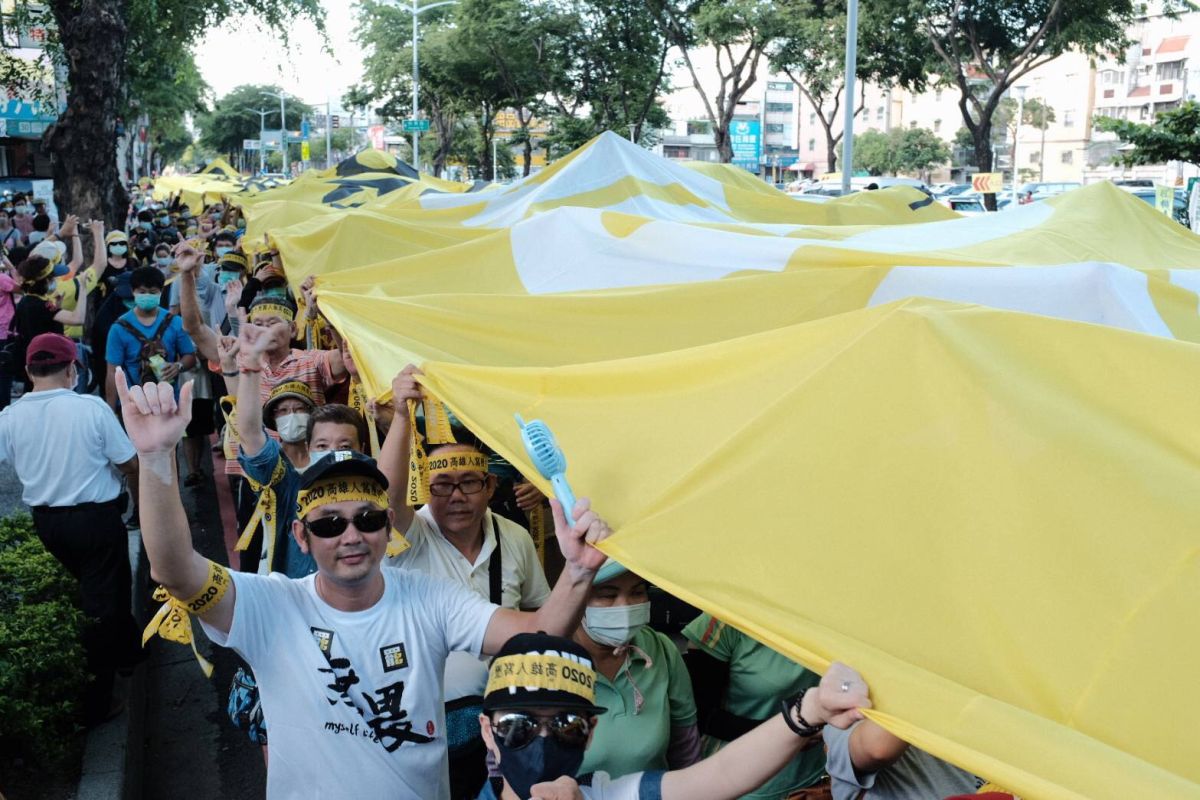 ▲Wecare坦承確有請10位工讀生，但是廠商為運送與回收龐大且具有重量的布條，並確保遊行安全，及後續的整理回收。（圖／Wecare高雄提供）