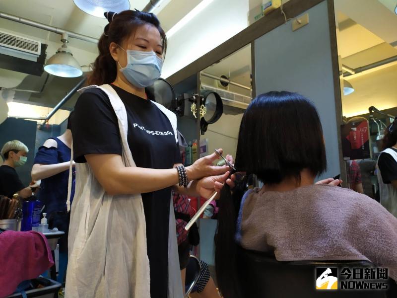 ▲長期與切膚之愛社會福利慈善基金會配合的夏林美髮中心,店長美曲歡迎想捐髮的朋友,來店裡免費剪髮。(圖/記者葉靜美攝,2020.06.01)