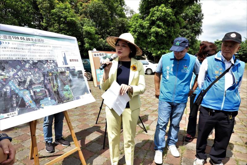 ▲張麗善說明縣府規劃斗六石榴班短中遠期程逐步改善方針,以解決長年淹水問題。(圖/記者蘇榮泉攝,2020.06.01)