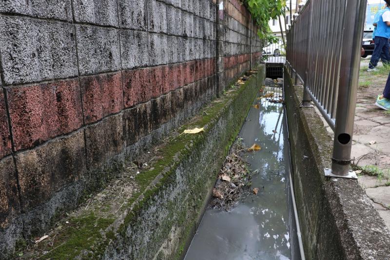 ▲石榴國小校園旁的水利溝渠有待清淤。(圖/記者蘇榮泉攝,2020.06.01)