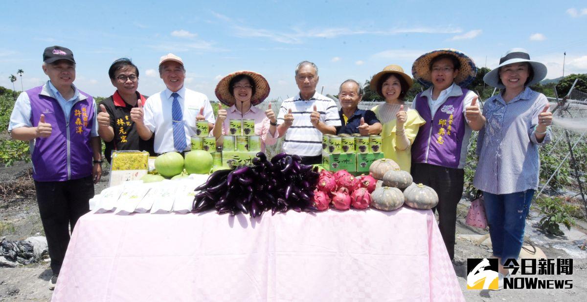 ▲彰化縣長王惠美盛讚二水鄉生產的「麻糬茄子」，品嚐起來Ｑ軟、鮮甜、又富含花青素，鼓勵民眾多加食用，有益健康。（圖／記者陳雅芳攝）