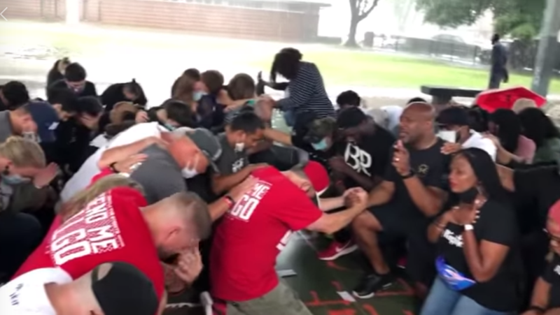 ▲美國休士頓一群白人面對一群黑人「和解場面」的影片引發熱議。(圖/翻攝自