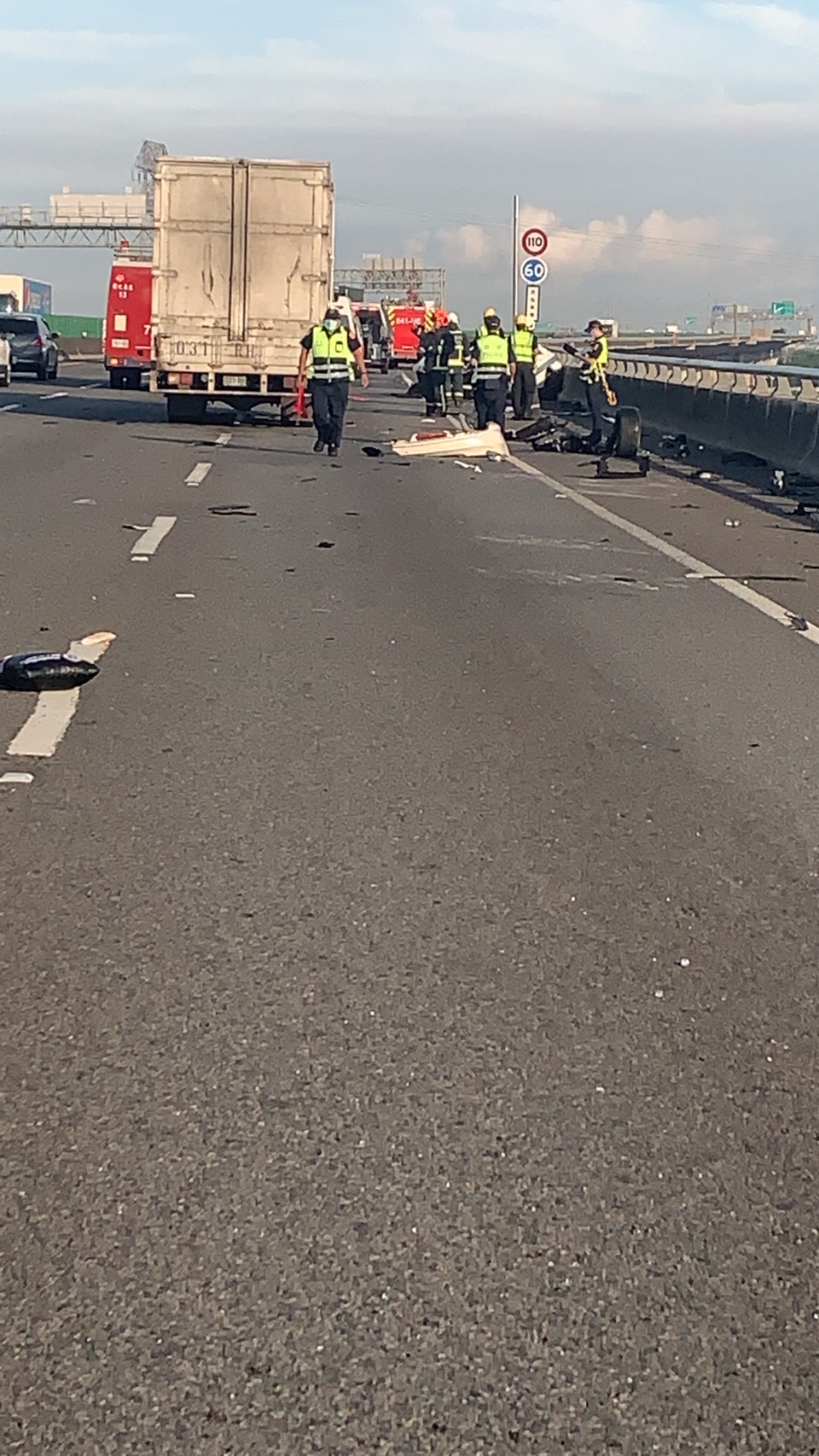 ▲國道3號北上彰化快官路段發生一起交通事故，頂級賓士跑車撞上護欄，由於撞擊力道強烈，賓士車零件四散。（彰化踢爆網提供 圖／記者陳雅芳攝，2020.06.02）