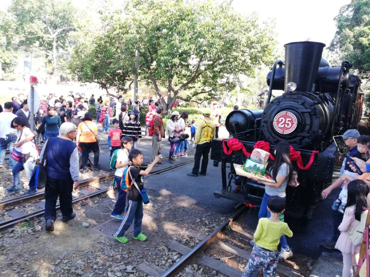 ▲《SL-25蒸汽火車》日環食限定行駛於嘉義站至北門站。（圖/記者邱嘉琪攝） 