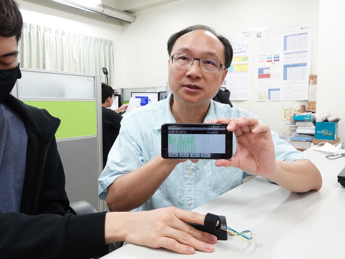 ▲中正大學電機工程系教授余松年主要研究生醫訊號分析，應用於包括臨床輔助診斷、居家監測等用途，亦開發了「即時情緒辨識系統」。（圖/記者邱嘉琪攝，2020.06.02）
