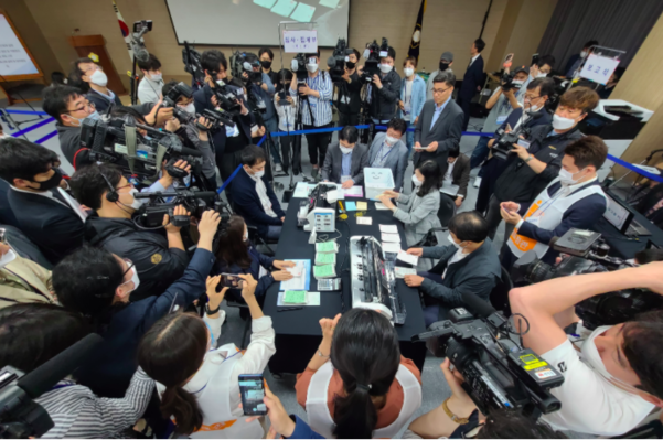 ▲韓國通訊委員會示範投票。(圖/翻攝自《韓聯社》)
