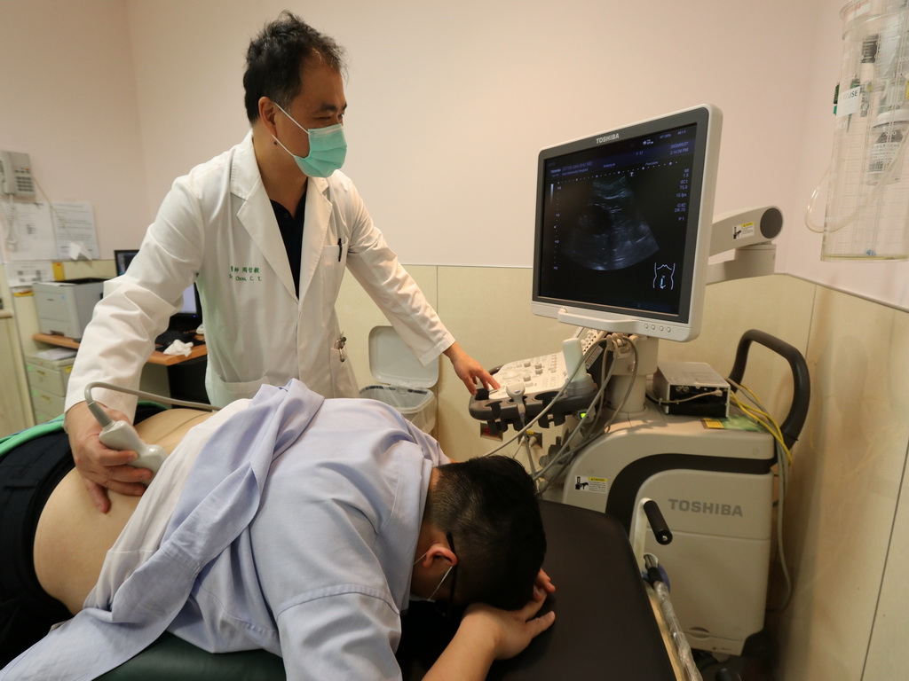 ▲醫生透過腎臟超音波檢查，發現幾顆痛風結晶石，屬於高尿酸血症患者。▲(圖／林重鎣翻攝2020.6.2)