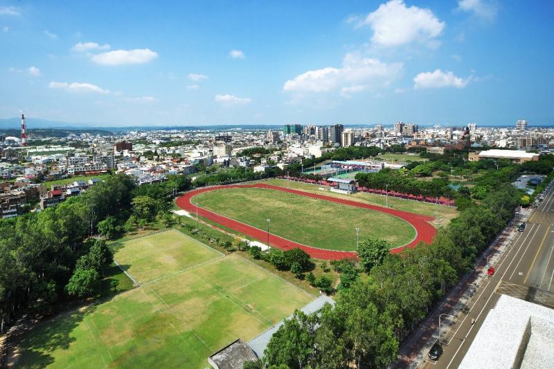 ▲竹南運動公園超過5萬坪,周圍建案棟距表現相當亮眼。(圖/公關照片)
