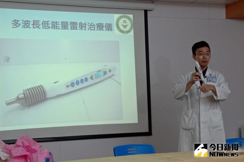 ▲北港媽祖醫院中醫部徐司翰醫師講解多波長低能量雷射治療儀。(圖/記者洪佳伶攝,2020.06.02)
