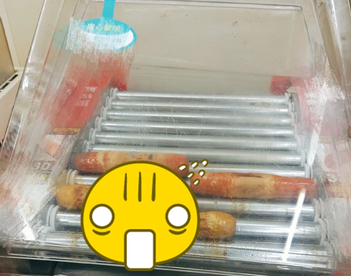 ▲一位女網友在下班途中想買超商熱狗吃，沒想到機器上卻出現2支極像「黑輪乾屍」的謎樣物。（圖／翻攝爆怨公社）