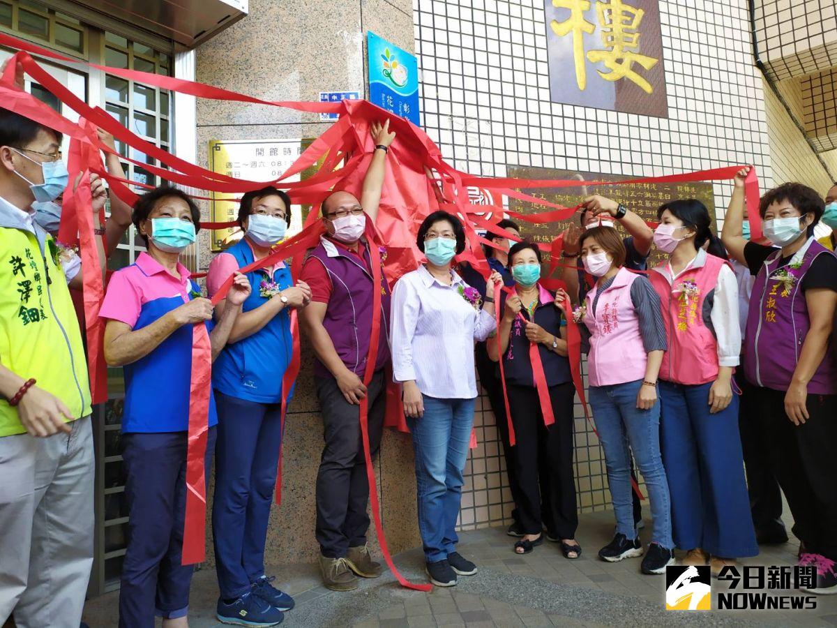 ▲彰化縣長王惠美、花壇鄉長顧勝敏等人為花壇樂齡學習中心揭牌，王惠美表示，樂齡的核心價值，就是讓長輩能快樂學習、忘記年齡。（圖／記者葉靜美攝，2020.06.02）
