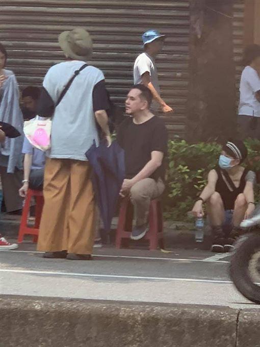 ▲▼黃秋生被台灣網友目擊在路邊工作。(圖/爆廢公社二館)