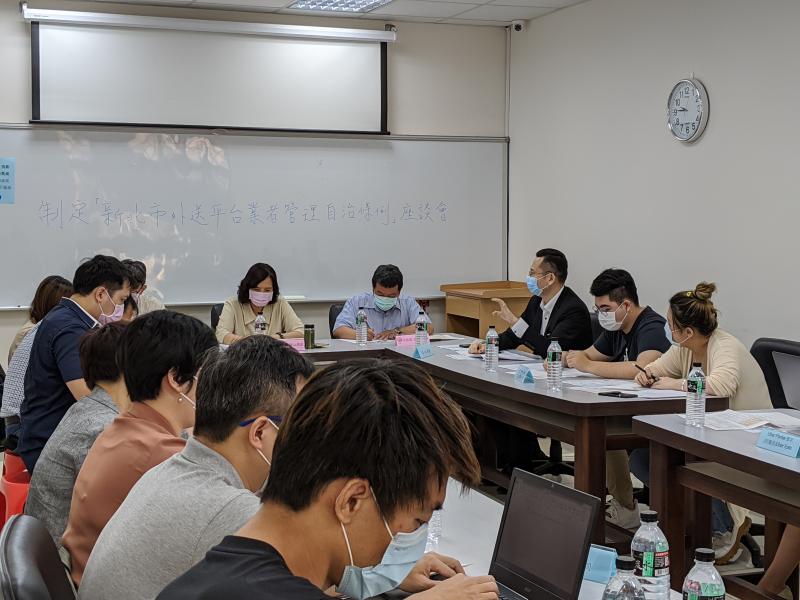 ▲為保障外送員權益,新北市政府刻正著手草擬「新北市外送平台業者管理自治條例」。(圖/新北市勞工局提供)