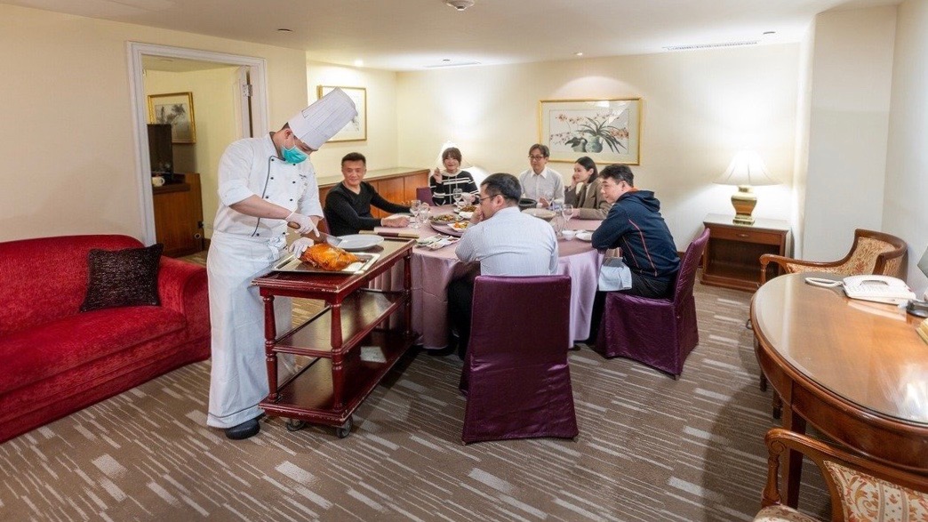 ▲台北 53 年歷史的華國大飯店，在疫情衝擊下承受相當大的營運壓力，為此加強國旅市場的宣傳力道，並將客房改裝為餐飲包廂，盼提升住房率及餐飲業績。（圖／華國飯店）