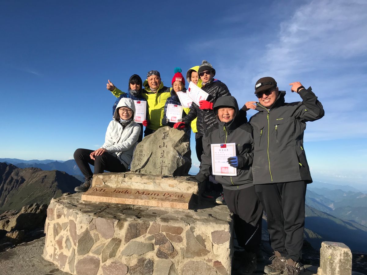 ▲新北市雙溪區上林國小全校僅26人，今年5名六年級畢業生，學校特別安排了一場玉山畢業活動。（圖／新北市教育局提供）