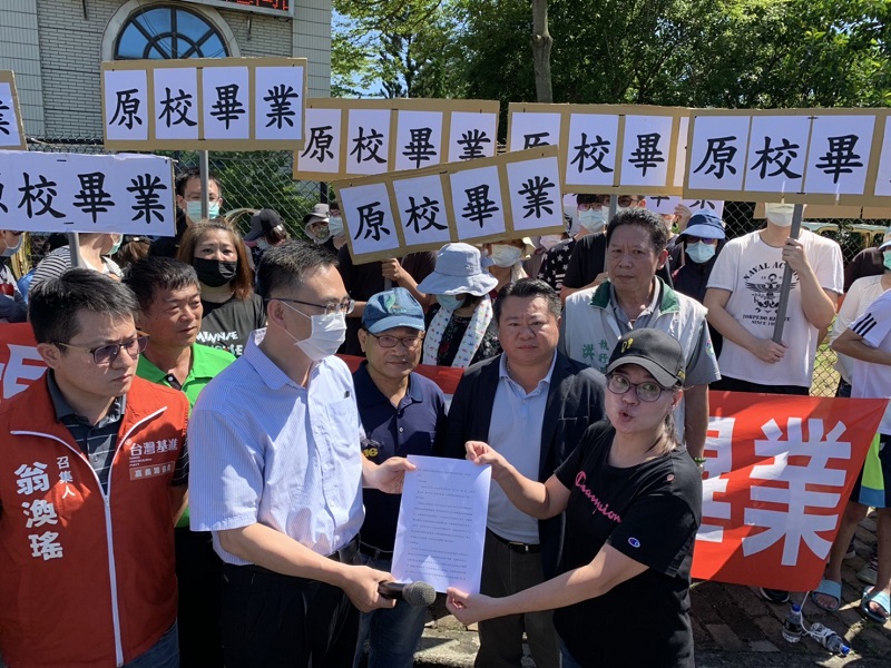 ▲代理校長洪大安出面接受學生提出的陳情訴求。(圖／記者陳惲朋攝）