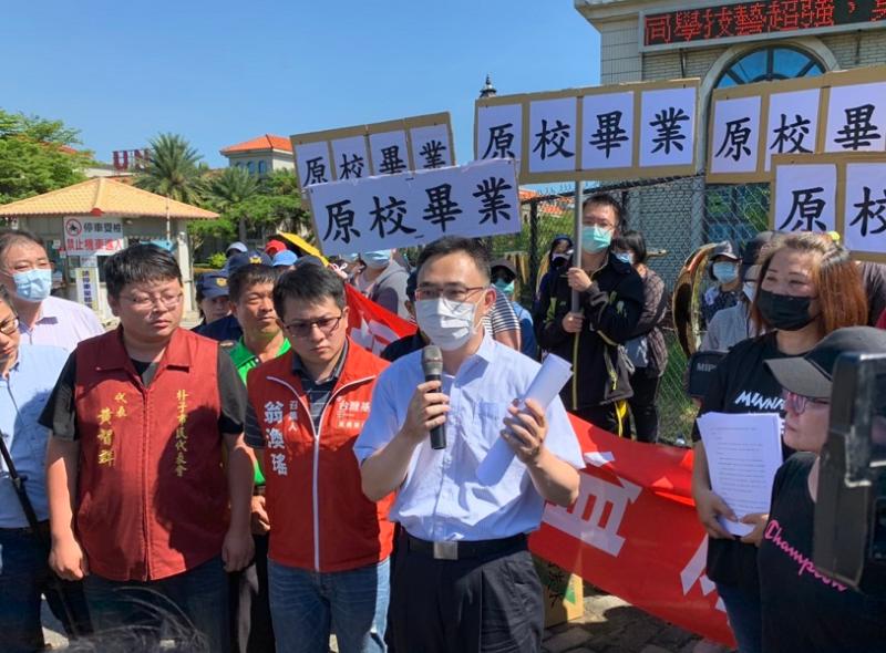 ▲洪大安代理校長現場回應抗議學生。(圖/記者陳惲朋攝)