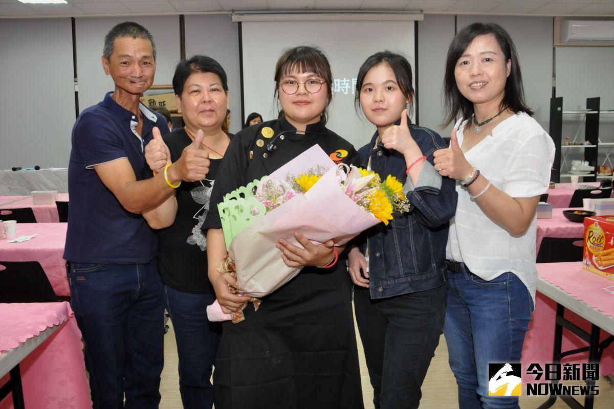 ▲李佳家同學(中)從彰師大附工機械製圖科進入中州科大餐廚系就讀，四年來參賽屢屢得獎，父親李國楨為女兒優異的表現感到驕傲。（圖／記者陳雅芳攝，2020.06.02）