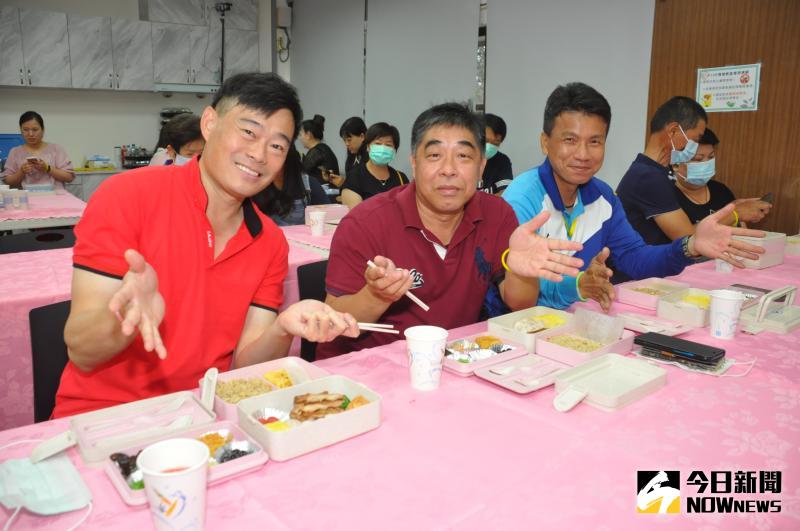 ▲受邀參加畢業展品嚐的師長及家長,對於學生的烹調功力讚不絕口。(圖/記者陳雅芳攝,2020.06.02)