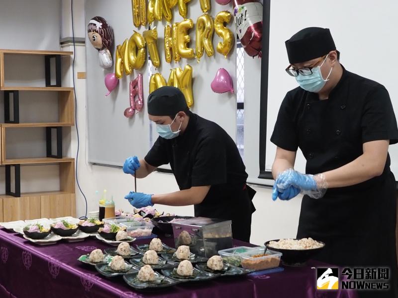 ▲進修部餐廚系四年甲班學生現場製作紫蘇涼麵與三角飯團。(圖/記者陳雅芳攝,2020.06.02)