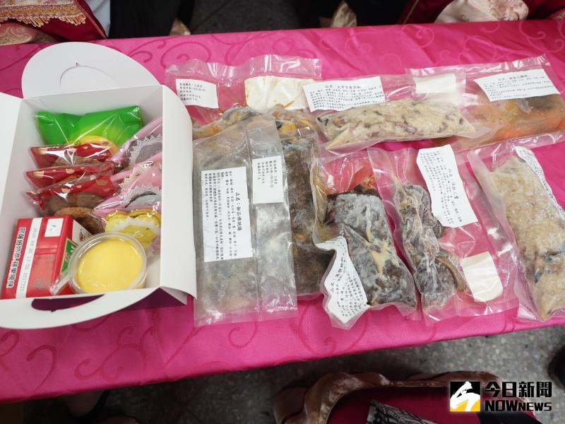 ▲餐廚系四年乙班設計以中式年菜品評發表會為畢業展主題,試吃菜餚的冷凍真空調理包為伴手禮。(圖/記者陳雅芳攝,2020.06.02)