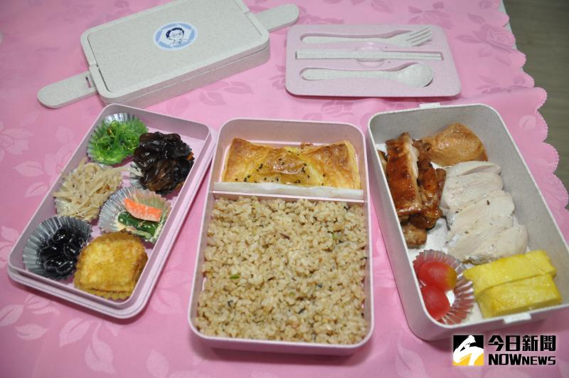 ▲因受疫情影響,學生改變傳統大桌菜方式,設計三層環保精緻餐盒。(圖/記者陳雅芳攝,2020.06.02)