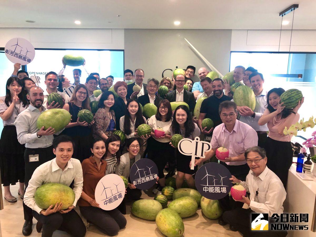 ▲哥本哈根基礎建設基金向彰化在地產銷班採購大西瓜，為瓜農打氣。（圖／記者陳雅芳攝，2020.06.02）