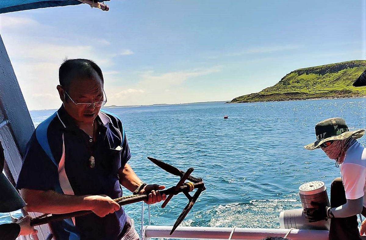 ▲水試所澎湖海洋生物研究中心搭船前往虎井與七美，放流209,000顆銀塔鐘螺種苗，同時搭配放流輔具三歧管的使用，讓種苗有一處「中途之家」，希望能提高它們的存活率。（圖／澎湖海洋生物中心提供）