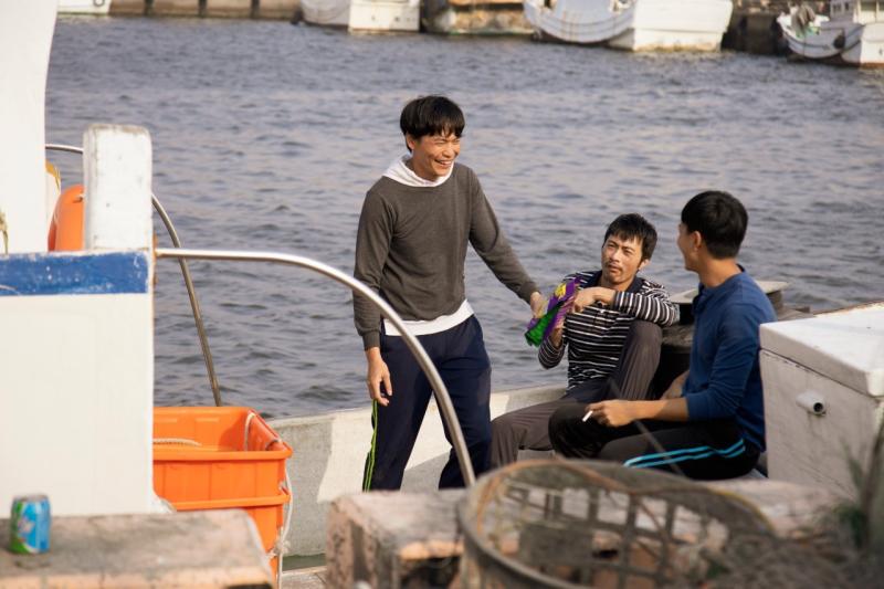 ▲黃鐙輝（左起）、孫綻、余思達在《無主之子》中演出越南籍移工。（圖 / 民視提供）