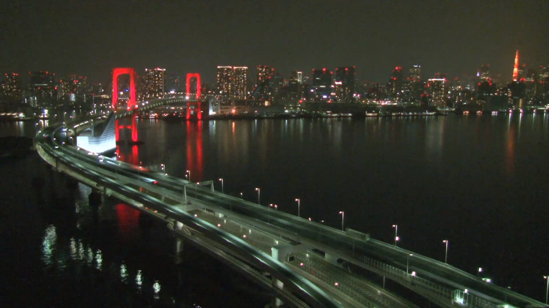 ▲日本發佈東京警報，將彩虹大橋打上紅色燈光，提醒民眾注意防疫工作。（圖／翻攝自 Odaiba Tokyo Japan 的直播截圖）