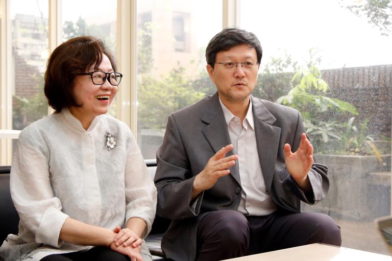 ▲何康國團長(右)力邀陳郁秀老師登台演奏。(圖/特約記者林敬原攝)