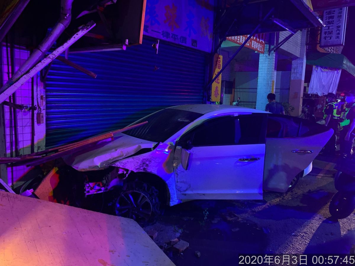 ▲亡命毒鴛鴦駕車拒捕，最後失控撞進民宅(圖/ 警方提供)
