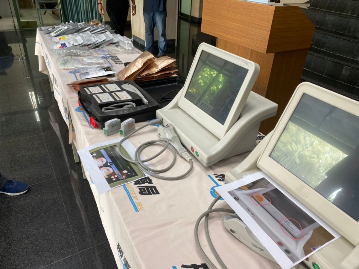 ▲警方查扣市價近千萬元違法的Ulthera音波拉提超音波儀器（圖/記者鄧力軍攝）