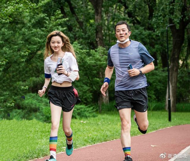 ▲李亞鵬(右)與女兒李嫣一起參與公益活動。(圖/翻攝微博)