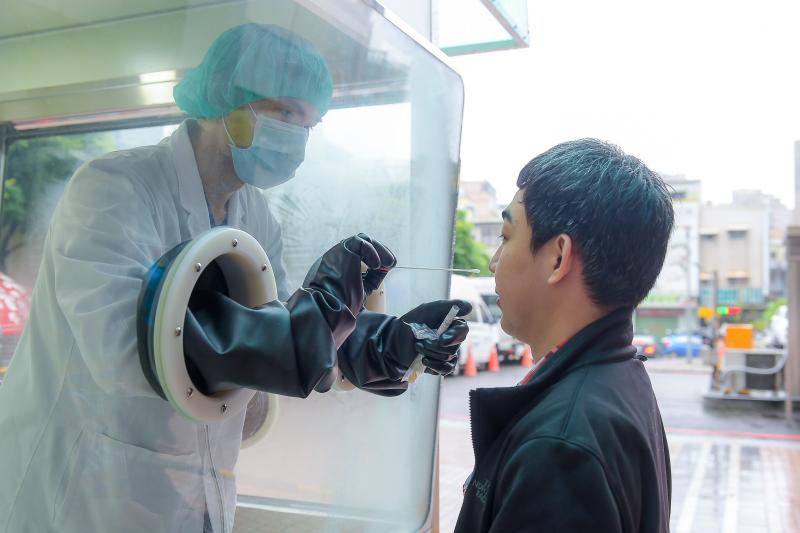工研院發表全球最潔淨檢疫亭！1日最高採檢240人大勝韓國

