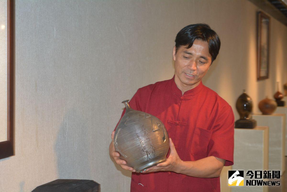 ▲李仁燿的小口瓶，0.01公分口徑的瓶口僅容一根髮絲。（圖／記者郭政隆攝影）