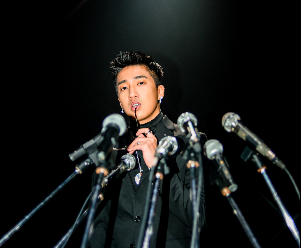 ▲婁峻碩為手遊打造單曲〈KEY〉，MV中左擁右抱辣妹。（圖／想不到音樂工作室提供）