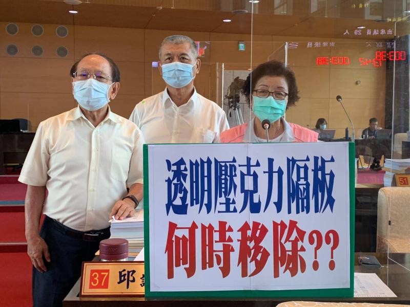 ▲台中市議會議事堂裝置透明壓克力隔板,配合防疫。議員表示,疫情趨緩,是否可以移除比人還要高的隔板?(圖/柳榮俊翻攝2020.6.3)