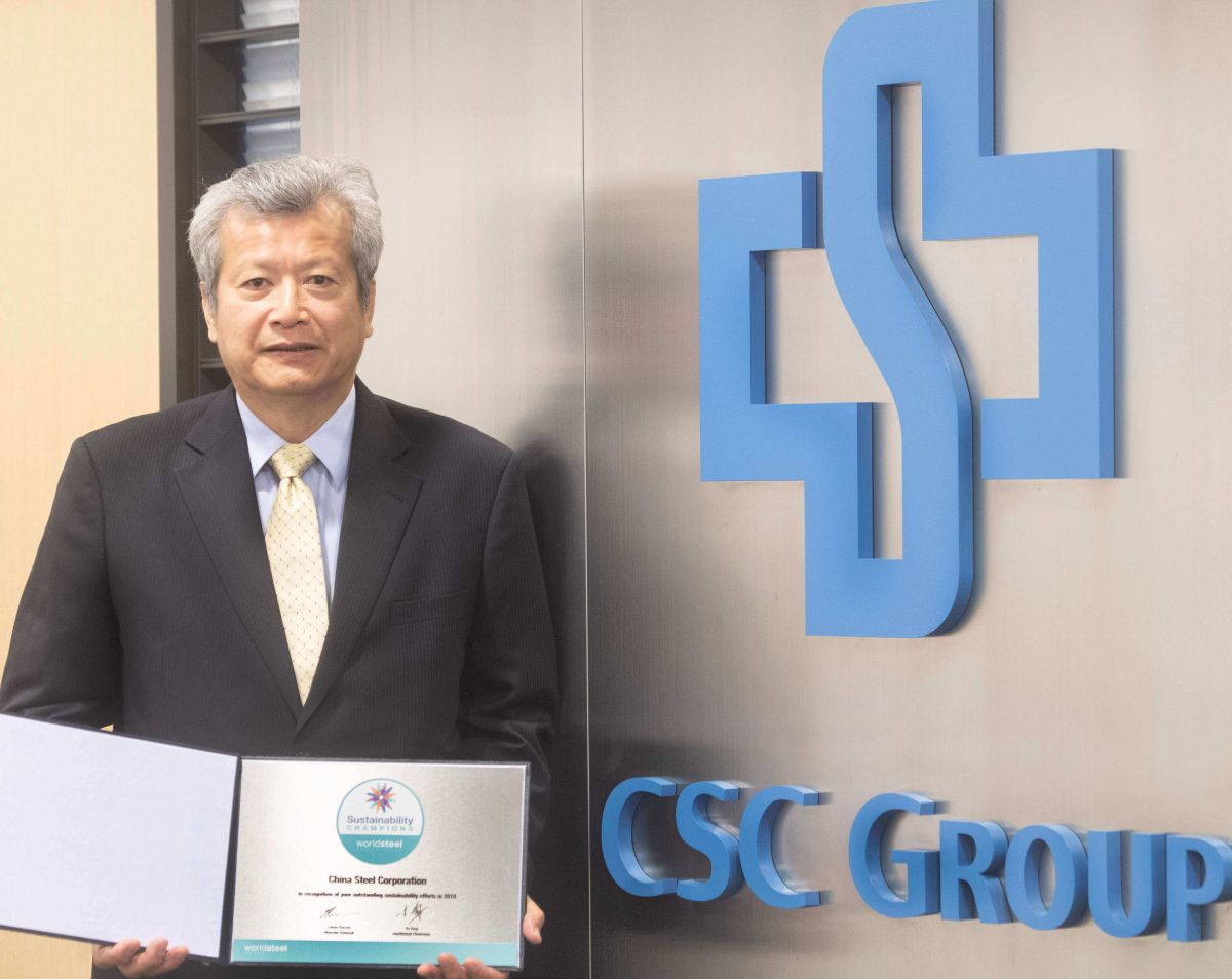 ▲中鋼公司榮獲世界鋼鐵協會永續發展優勝企業獎項之殊榮，由董事長翁朝棟代表領獎。(圖／記者黃守作攝)