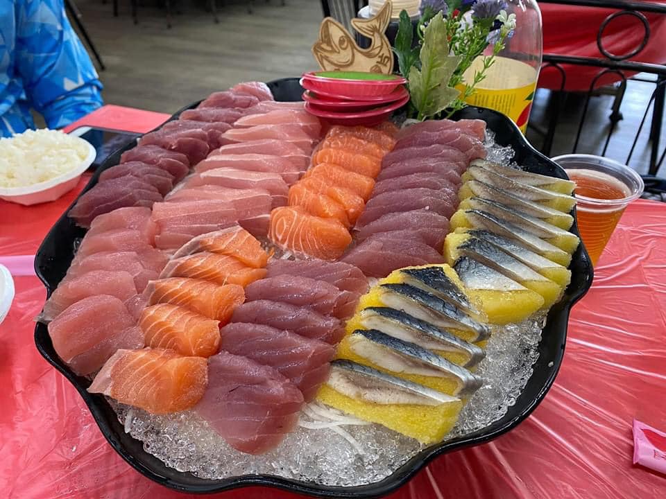 ▲有網友分享自己的早午餐，不僅生魚片擺盤超澎湃，而且價格有夠「俗」，讓大家看了好羨慕。（圖／翻攝自爆廢公社二館）